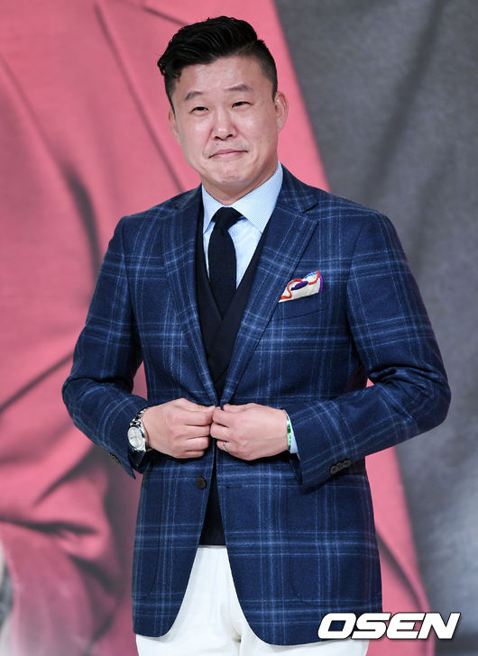 진행을 맡은 방송인 홍록기가 포토타임을 갖고 있다. /pjmpp@osen.co.kr