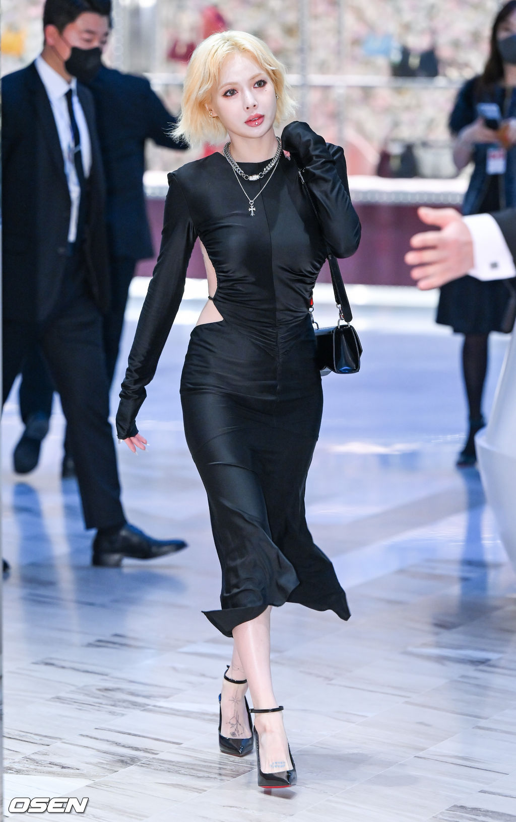10일 오전 서울 여의도 더현대 서울에서 프랑스 브랜드 크리스찬 루부탱(Christian Louboutin) 팝업스토어 오픈 행사가 진행됐다.가수 현아가 입장하고 있다. 2023.01.10 / soul1014@osen.co.kr