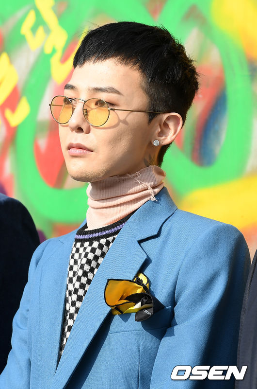 가수 지드래곤이 25일 오후 제주신화월드에서 열린 YG푸드, 복합외식문화공간 'YG리퍼블릭' 제주신화월드점 그랜드 오픈 기념 행사 참석해 포토타임을 갖고 있다. / youngrae@osen.co.kr