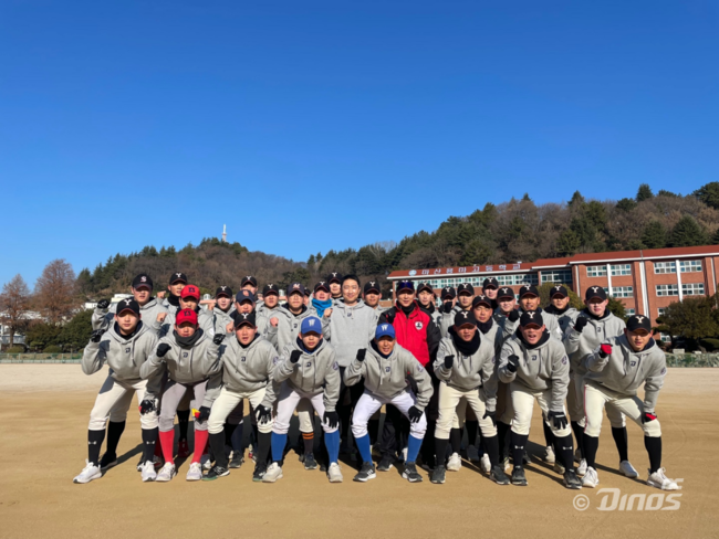 선물 받은 후드티를 착용한 마산용마고 야구팀 / NC 다이노스 제공