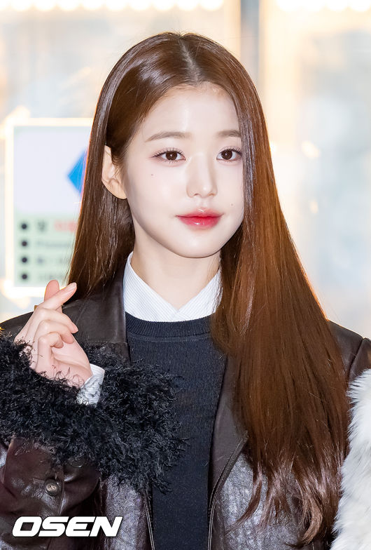 그룹 그룹 아이브(IVE - 안유진, 가을, 레이, 장원영, 리즈, 이서)가 30일 오전 '제73회 NHK 홍백가합전' 참석 차 서울 강서구 김포국제공항을 통해 일본 도쿄로 출국했다.아이브 장원영이 출국장으로 향하며 포즈를 취하고 있다. 2022.12.30 / rumi@osen.co.kr
