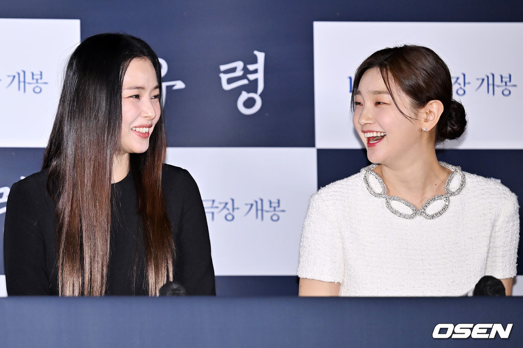 11일 오후 서울 한강로 CGV 용산아이파크몰에서 영화 '유령' 언론배급시사회가 열렸다. 시사회를 마치고 배우 이하늬과 박소담이 환하게 웃고 있다. 2023.01.11 / rumi@osen.co.kr