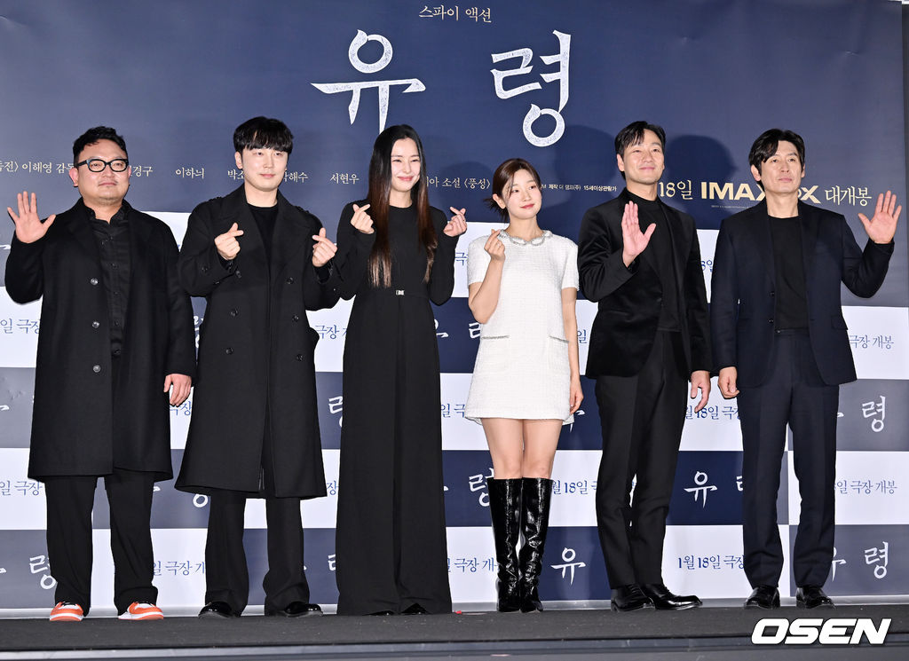 11일 오후 서울 한강로 CGV 용산아이파크몰에서 영화 '유령' 언론배급시사회가 열렸다. 시사회를 마치고 이해영 감독, 서현우, 이하늬, 박소담, 박해수, 설경구가 포토타임을 갖고 있다. 2023.01.11 / rumi@osen.co.kr
