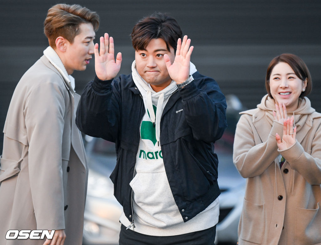 11일 오후 경기도 파주시 한 스튜디오에서 TV조선 ‘화요일은 밤이 좋아’(이하 ‘화밤’) 설특집 녹화방송이 진행됐다.김호중이 촬영에 앞서 팬들에게 인사를 하고 있다.  2023.01.11 / soul1014@osen.co.kr