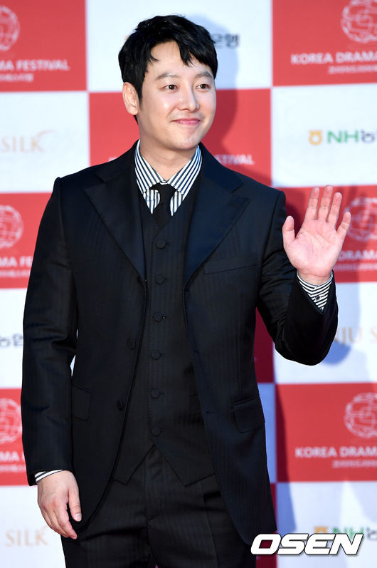 배우 김동욱이 참석해 레드카펫을 밟고 있다. /dreamer@osen.co.kr