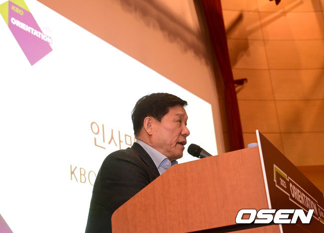 12일 오전 대전 도룡동 DCC컨벤션센터에서 ‘2023 KBO 신인 오리엔테이션’ 행사가 열렸다.KBO 허구연 총재가 프로야구 각 구단 신인 선수들에게 인사말을 전하고 하고 있다. 2023.01.12 / dreamer@osen.co.kr