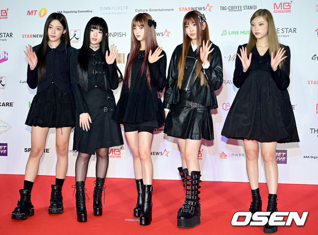 13일 오후(현지시간) 일본 나고야시 종합체육관에서 '2022 Asia Artist Awards IN JAPAN’ 레드카펫 행사가 진행됐다.그룹 뉴진스가 포즈를 취하고 있다. 2022.12.13 /ksl0919@osen.co.kr
