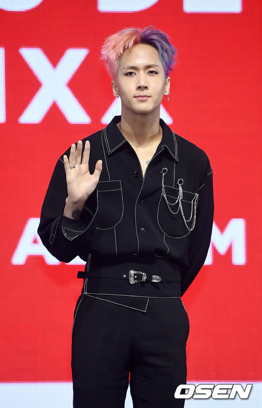 17일 오후 서울 광진구 예스24 라이브홀에서 그룹 빅스(VIXX) 세 번째 정규 앨범 '오 드 빅스' 컴백 쇼케이스가 열렸다. 빅스 라비가 무대 위에서 포토타임을 갖고 있다./ rumi@osen.co.kr
