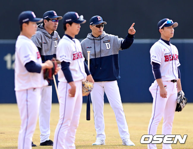 두산 이승엽 감독(오른쪽)과 김한수 수석코치가 선수들의 수비 훈련을 주시하며 대화를 나누고 있다. 2022.10.24 / dreamer@osen.co.kr