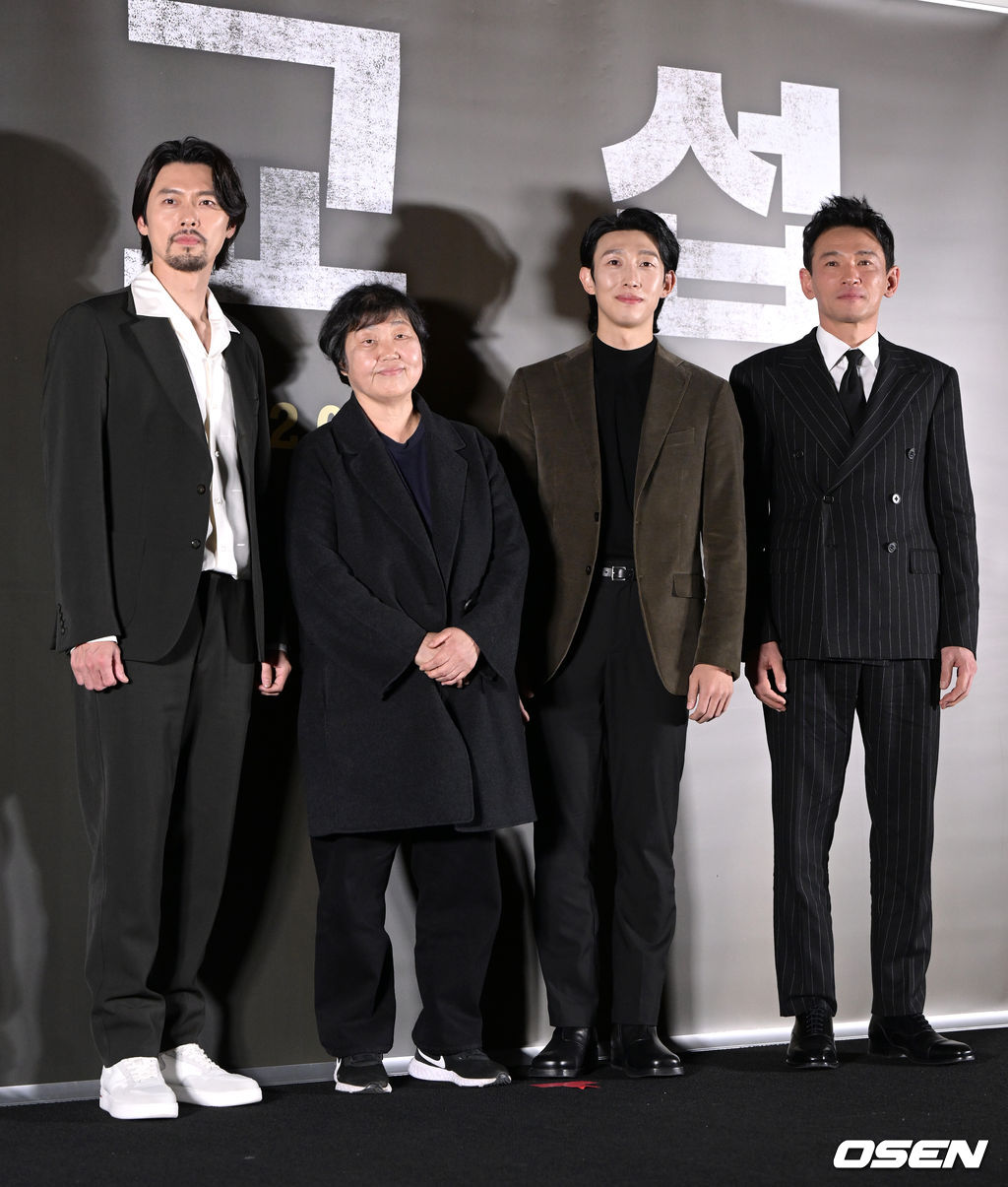 13일 오후 서울 강남구 삼성동 메가박스 코엑스에서 영화 ‘교섭’ 언론배급시사회가 열렸다.  '교섭'(감독 임순례, 제공배급 플러스엠 엔터테인먼트, 제작 영화사 수박・원테이크 필름)은 최악의 피랍사건으로 탈레반의 인질이 된 한국인들을 구하기 위해 아프가니스탄으로 향한 외교관과 현지 국정원 요원의 교섭 작전을 그린다.  배우 현빈, 임순례 감독, 강기영, 황정민이 포토타임을 하고 있다. 2023.01.13 /jpnews@osen.co.kr