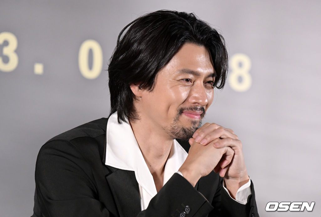 13일 오후 서울 강남구 삼성동 메가박스 코엑스에서 영화 ‘교섭’ 언론배급시사회가 열렸다.'교섭'(감독 임순례, 제공배급 플러스엠 엔터테인먼트, 제작 영화사 수박・원테이크 필름)은 최악의 피랍사건으로 탈레반의 인질이 된 한국인들을 구하기 위해 아프가니스탄으로 향한 외교관과 현지 국정원 요원의 교섭 작전을 그린다.배우 현빈이 간담회를 하고 있다. 2023.01.13 /jpnews@osen.co.kr