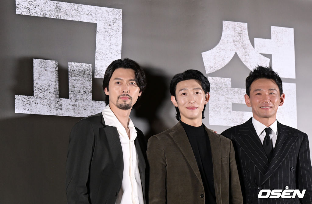 13일 오후 서울 강남구 삼성동 메가박스 코엑스에서 영화 ‘교섭’ 언론배급시사회가 열렸다.'교섭'(감독 임순례, 제공배급 플러스엠 엔터테인먼트, 제작 영화사 수박・원테이크 필름)은 최악의 피랍사건으로 탈레반의 인질이 된 한국인들을 구하기 위해 아프가니스탄으로 향한 외교관과 현지 국정원 요원의 교섭 작전을 그린다.배우 현빈,, 강기영, 황정민이 포토타임을 하고 있다. 2023.01.13 /jpnews@osen.co.kr