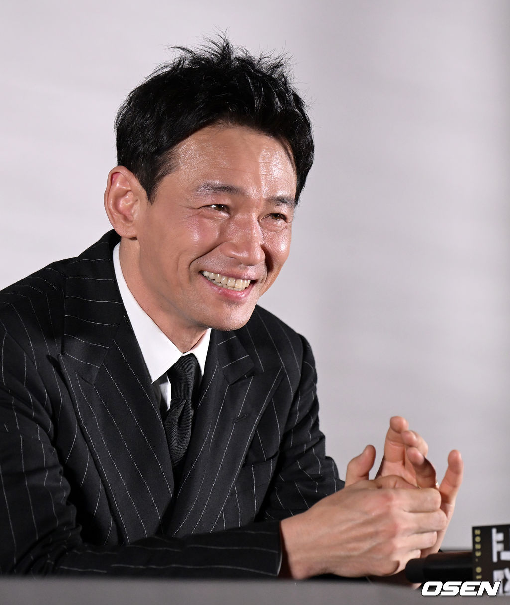 13일 오후 서울 강남구 삼성동 메가박스 코엑스에서 영화 ‘교섭’ 언론배급시사회가 열렸다.'교섭'(감독 임순례, 제공배급 플러스엠 엔터테인먼트, 제작 영화사 수박・원테이크 필름)은 최악의 피랍사건으로 탈레반의 인질이 된 한국인들을 구하기 위해 아프가니스탄으로 향한 외교관과 현지 국정원 요원의 교섭 작전을 그린다.배우 황정민이 간담회를 하고 있다. 2023.01.13 /jpnews@osen.co.kr