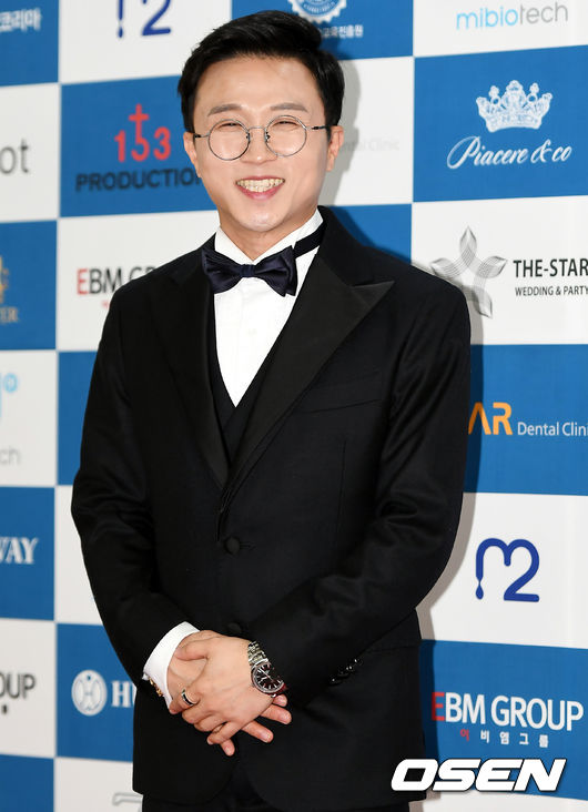 대한민국예술문화인대상 시상식이 7일 오후 서울 영등포구 여의도동 국회의사당 대회의실에서 진행됐다.<br /><br />방송인 박성광이 포토타임을 갖고 있다. /pjmpp@osen.co.kr<br />