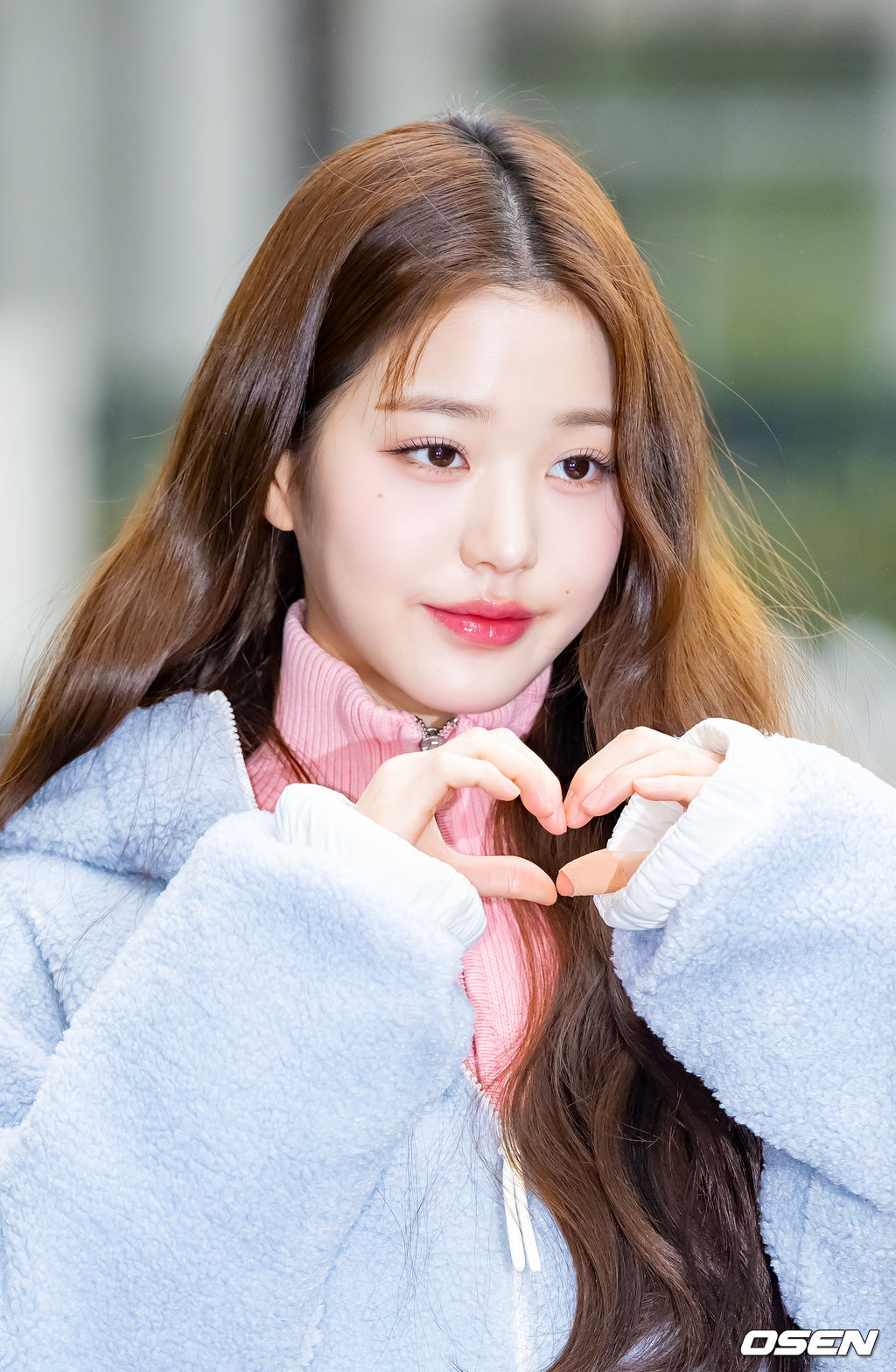 아이브 장원영이 13일 오후 서울 영등포구 여의도동 KBS신관에서 진행된 KBS 2TV ‘뮤직뱅크’ MC 리허설을 위해 방송국으로 들어섰다.아이브 장원영이 취재진 앞에서 포즈를 취하고 있다. 2023.01.13 / rumi@osen.co.kr