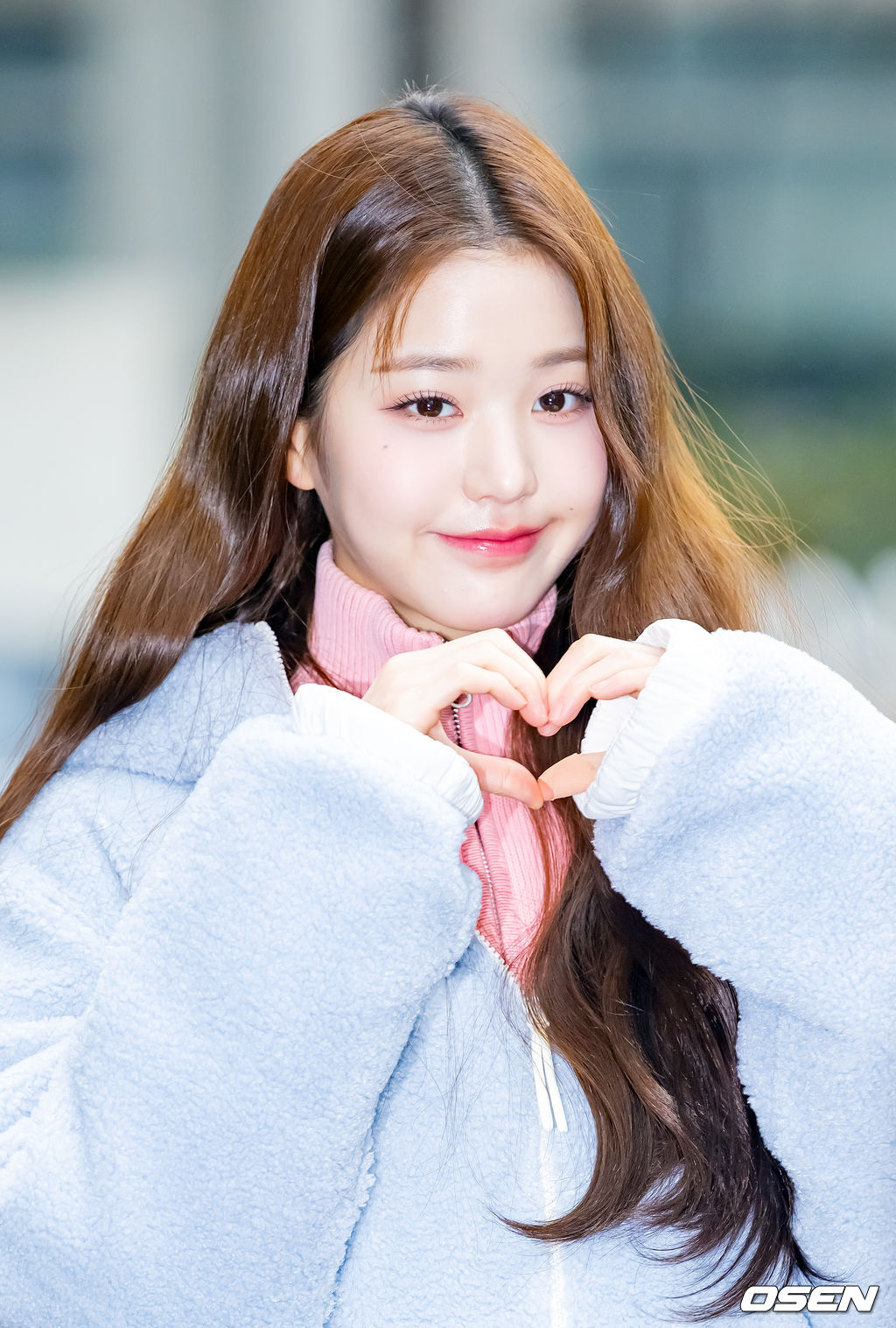아이브 (IVE) 장원영이 13일 오후 서울 영등포구 여의도동 KBS신관에서 진행된 KBS 2TV ‘뮤직뱅크’ MC 리허설을 위해 방송국으로 들어섰다.아이브 장원영이 취재진 앞에서 포즈를 취하고 있다. 2023.01.13 / rumi@osen.co.kr