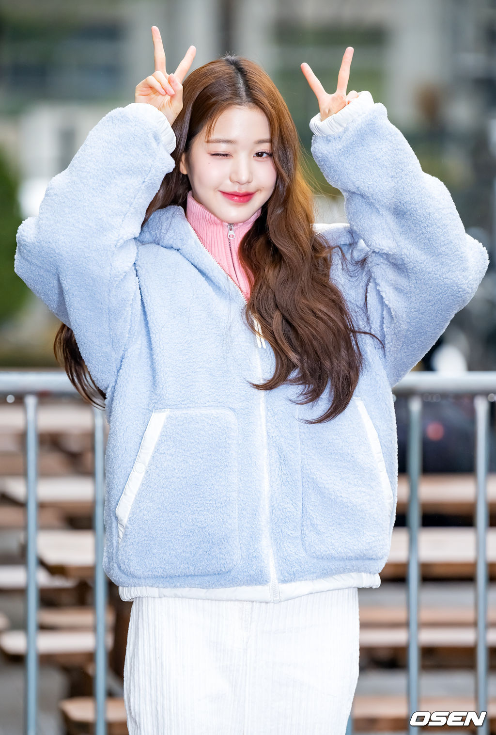 아이브 장원영이 13일 오후 서울 영등포구 여의도동 KBS신관에서 진행된 KBS 2TV ‘뮤직뱅크’ MC 리허설을 위해 방송국으로 들어섰다.아이브 장원영이 취재진 앞에서 포즈를 취하고 있다. 2023.01.13 / rumi@osen.co.kr