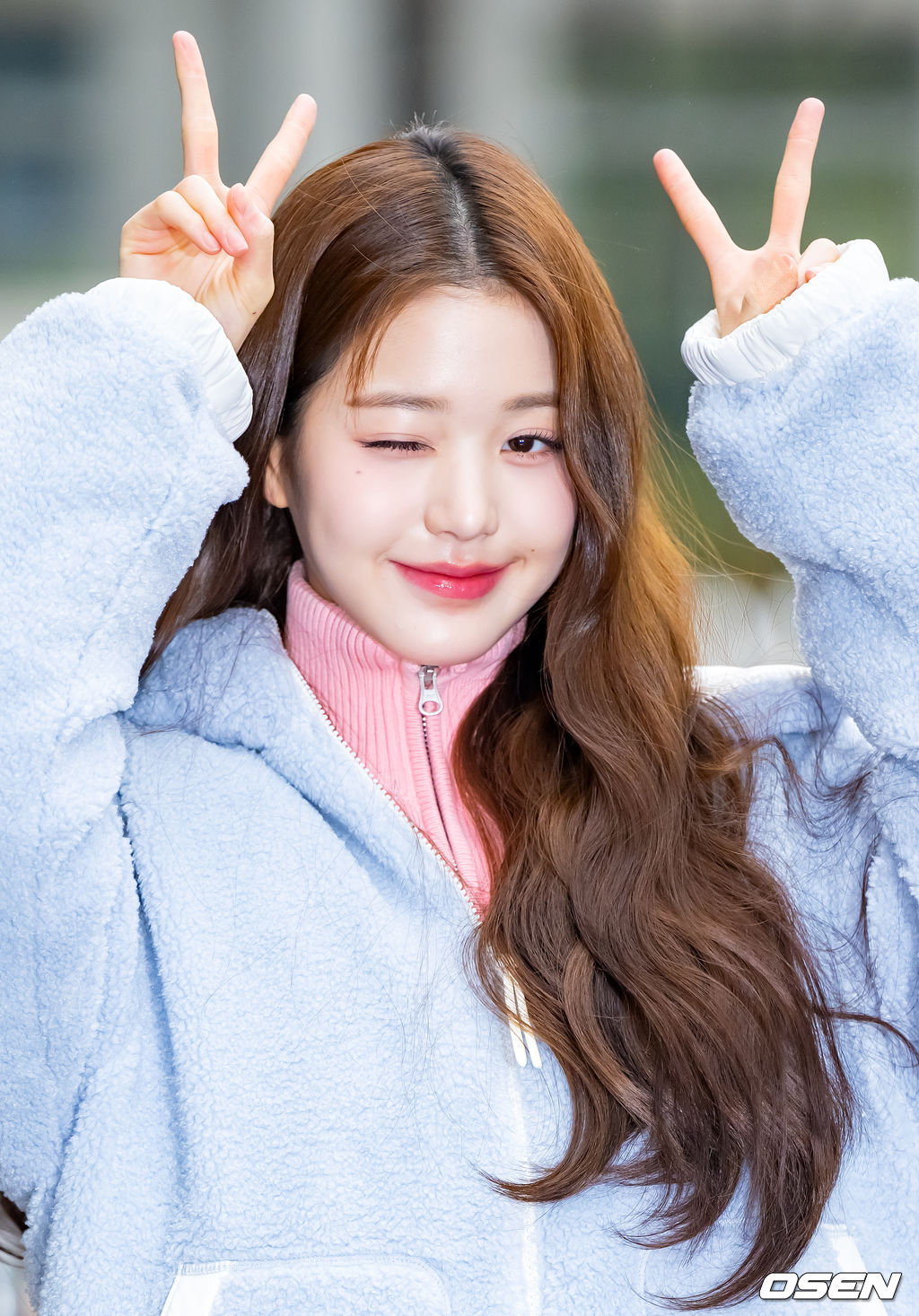 아이브 (IVE) 장원영이 13일 오후 서울 영등포구 여의도동 KBS신관에서 진행된 KBS 2TV ‘뮤직뱅크’ MC 리허설을 위해 방송국으로 들어섰다.아이브 장원영이 취재진 앞에서 포즈를 취하고 있다. 2023.01.13 / rumi@osen.co.kr