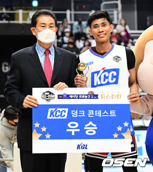 15일 오후 수원 KT소닉붐 아레나에서 ‘2022-2023 SKT 에이닷 프로농구 올스타전’이 열렸다. KGC 렌즈 아반도가 덩크 콘테스트 우승을 수상, 기념 촬영을 하고 있다. 2022.01.15/ksl0919@osen.co.kr