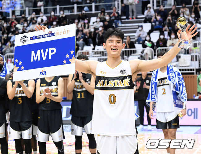 KBL 올스타전의 승자는 '팀 이대성'이었다.팀 이대성은 15일 수원 KT 소닉붐 아레나에서 진행된 2022-2023 한국프로농구(KBL) 올스타전에서 하윤기-이관희를 중심으로 한 선수들의 활약을 앞세워 122-114로 승리를 거뒀다.MVP를 차지한 팀이대성 하윤기가 기념촬여을 하고 있다. 2023.01.15 /sunday@osen.co.kr