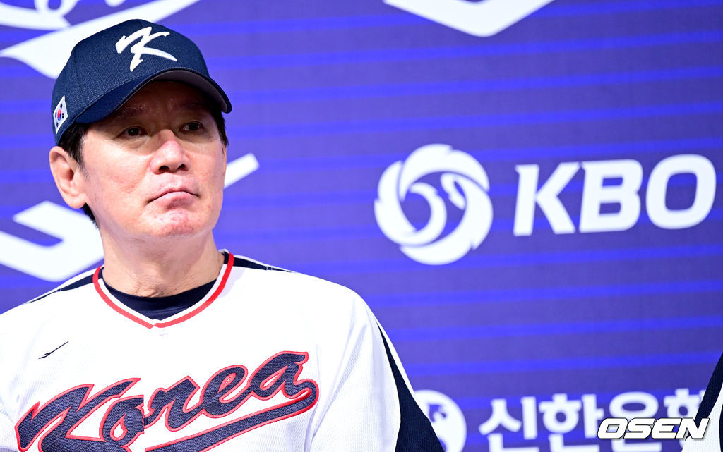 16일 서울 청담동 리베라호텔에서 ‘2023 WBC 대표팀 기자회견’이 열렸다.WBC 이강철 감독이 취재진의 질문을 듣고 있다. 2023.01.16 / dreamer@osen.co.kr