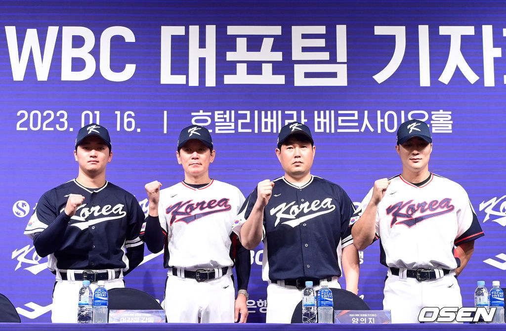 16일 서울 청담동 리베라호텔에서 ‘2023 WBC 대표팀 기자회견’이 열렸다.WBC에 뽑힌 LG 고우석, 이강철 감독, 두산 양의지, 메이저리거 김하성(왼쪽부터)가 포즈를 취하고 있다. 2023.01.16 / dreamer@osen.co.kr