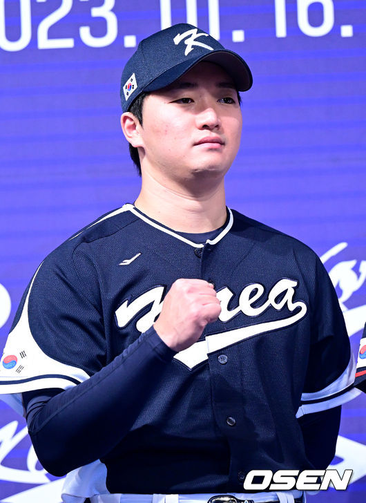 16일 서울 청담동 리베라호텔에서 ‘2023 WBC 대표팀 기자회견’이 열렸다. WBC 대표팀에 뽑힌 고우석이 포즈를 취하고 있다. 2023.01.16 / dreamer@osen.co.kr