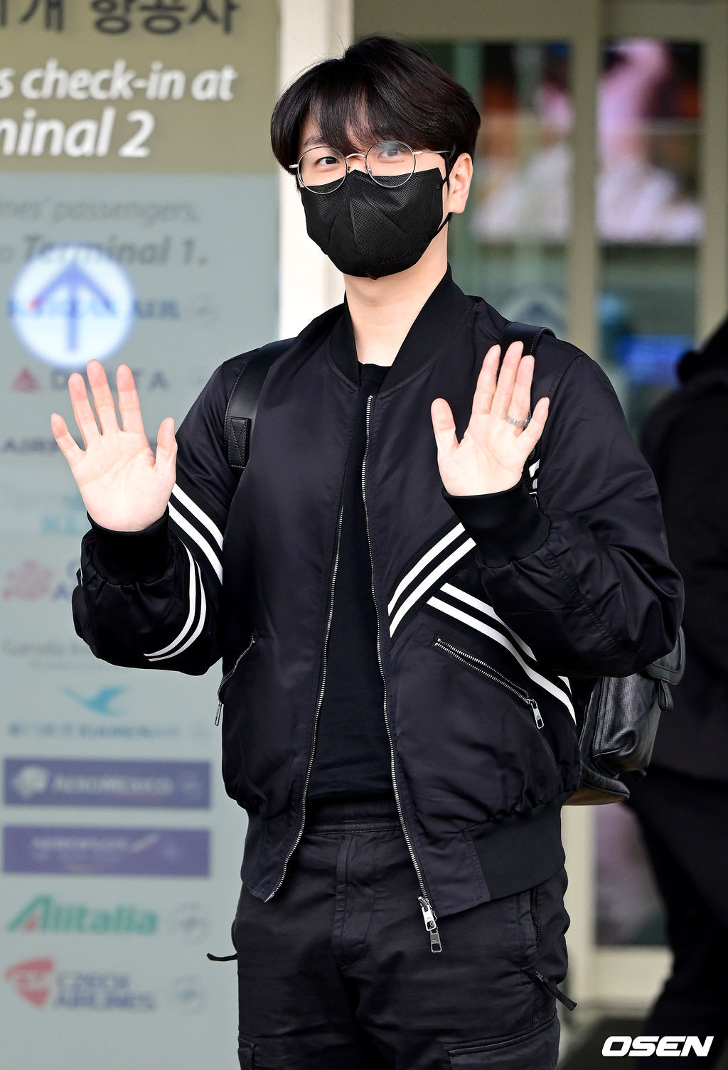 포레스텔라 고우림이 출국장으로 향하며 포즈를 취하고 있다. 2023.01.17 / dreamer@osen.co.kr