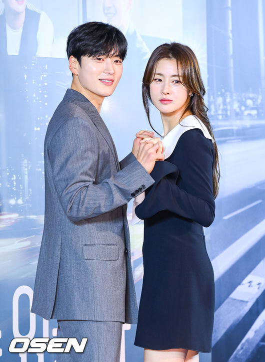 배우 장승조와 강소라가 포즈를 취하고 있다. 2023.01.18 / soul1014@osen.co.kr