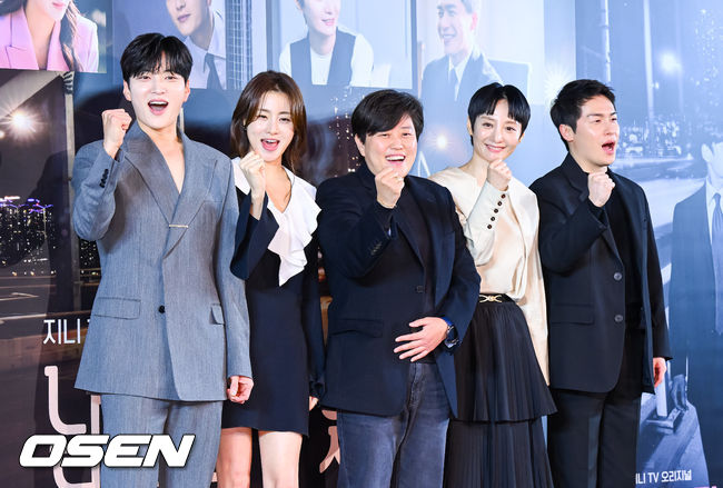 출연배우들과 김양희 감독이 포즈를 취하고 있다. 2023.01.18 / soul1014@osen.co.kr