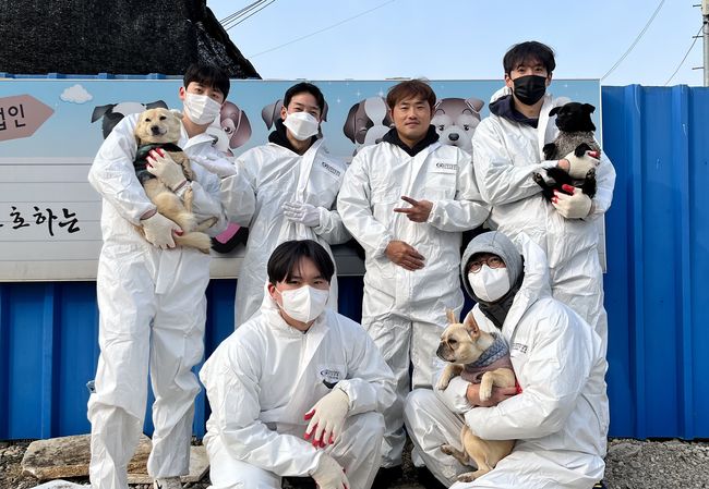 키움 히어로즈 포수 이지영이 19일 오후 경기도 김포시에 있는 유기견 보호소 ‘아지네 마을’을 찾아 봉사활동과 기부물품을 전달했다. / 키움 히어로즈.