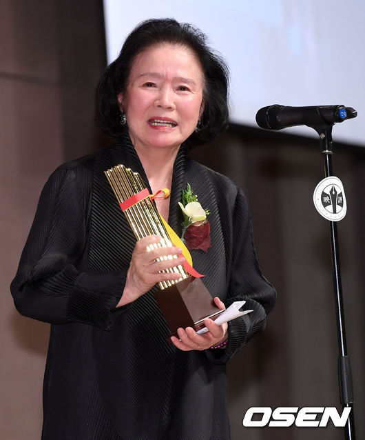 배우 윤정희가 13일 오후 서울 광화문 프레스센터에서 열린 '제38회 영평상' 시상식에 참석해 공로상을 수상한 뒤 소감을 전하고 있다. /dreamer@osen.co.kr