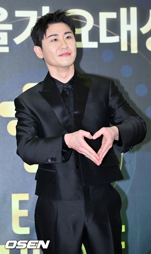 가수 영탁이 입장하며 포즈를 취하고 있다. 2023.01.19 /rumi@osen.co.kr