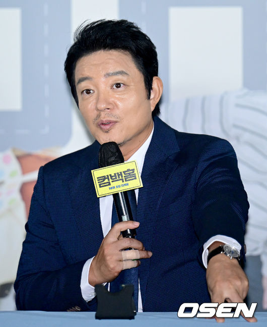 15일 오후 서울 용산구 한강대호 CGV 용산아이파크몰에서 영화 ‘컴백홈’의 언론시사회가 열렸다.  배우 이범수가 취재진의 질문에 대답하고 있다. 2022.09.15 /ksl0919@osen.co.kr