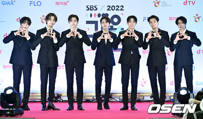 엔하이픈 (ENHYPEN)이 입장하며 포즈를 취하고 있다. 2022.12.24 / rumi@osen.co.kr