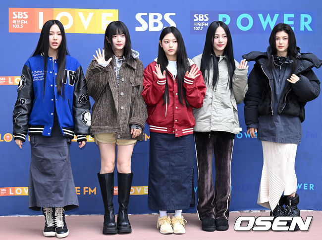 19일 오후 서울 양천구 SBS 목동 사옥에서 SBS 파워FM 두시탈출 컬투쇼 방송이 진행됐다.그룹 뉴진스가 취재진과 팬들을 향해 포즈를 취하고 있다. 2023.01.19 /sunday@osen.co.kr