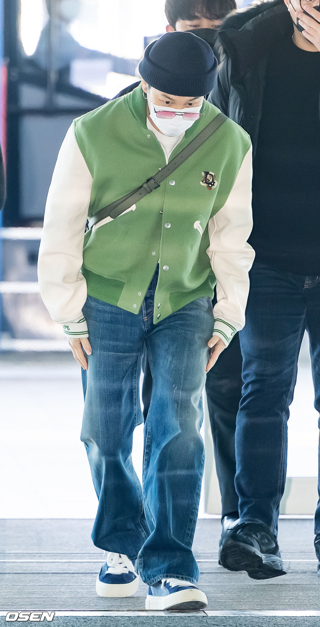 방탄소년단(BTS)의 지민(Jimin)이 18일 오전 2023 파리 패션위크에 참석하기 위해 인천국제공항을 통해 프랑스 파리로 출국했다.방탄소년단 지민이 출국장으로 이동하며 포즈를 취하고 있다. 2023.01.18 /rumi@osen.co.kr