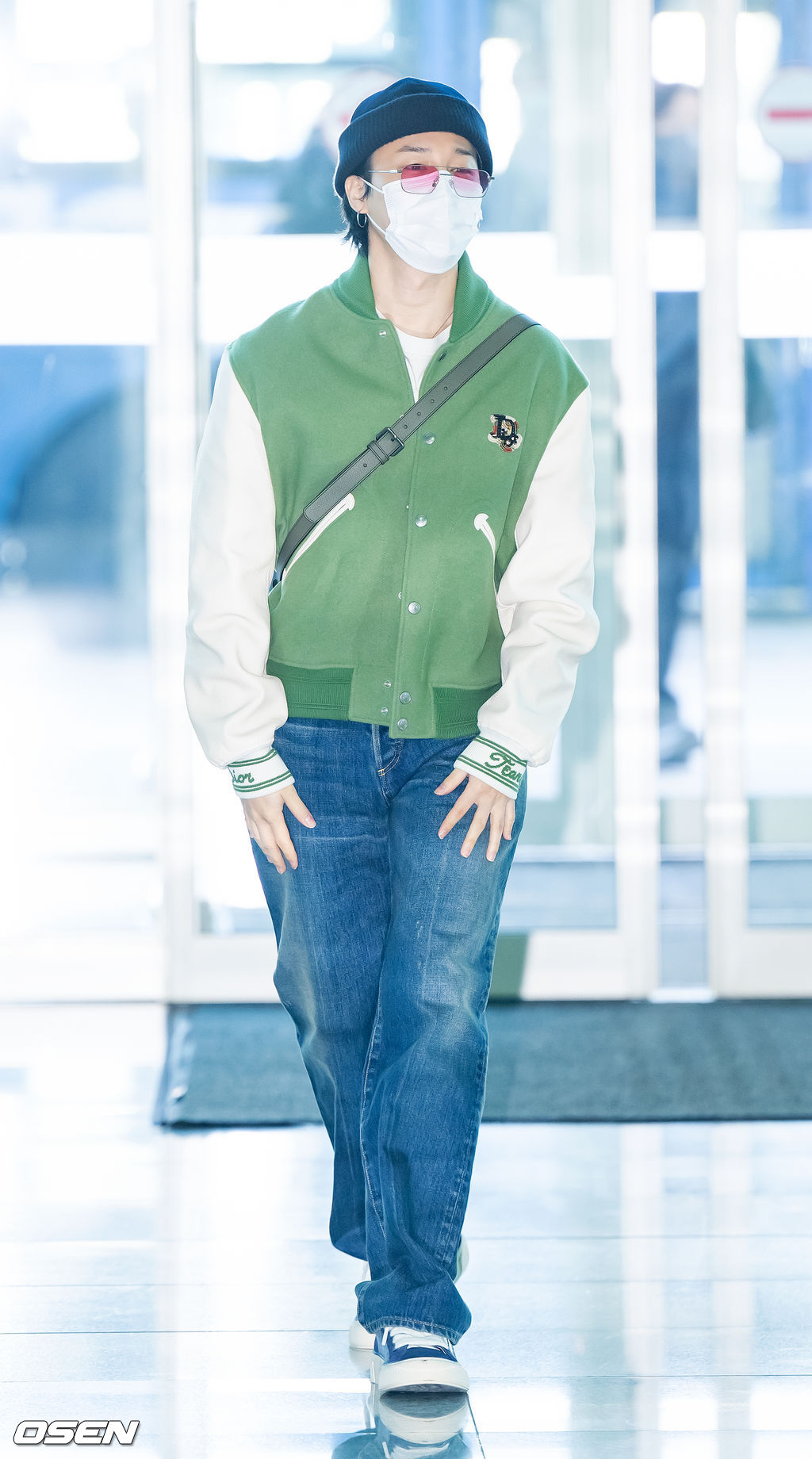 방탄소년단(BTS)의 지민(Jimin)이 18일 오전 2023 파리 패션위크에 참석하기 위해 인천국제공항을 통해 프랑스 파리로 출국했다.방탄소년단 지민이 출국장으로 이동하며 포즈를 취하고 있다. 2023.01.18 /rumi@osen.co.kr
