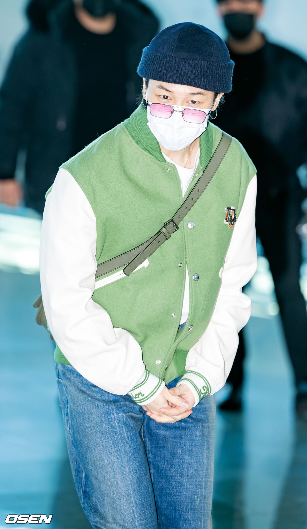 방탄소년단(BTS)의 지민(Jimin)이 18일 오전 2023 파리 패션위크에 참석하기 위해 인천국제공항을 통해 프랑스 파리로 출국했다.방탄소년단 지민이 출국장으로 이동하며 포즈를 취하고 있다. 2023.01.18 /rumi@osen.co.kr