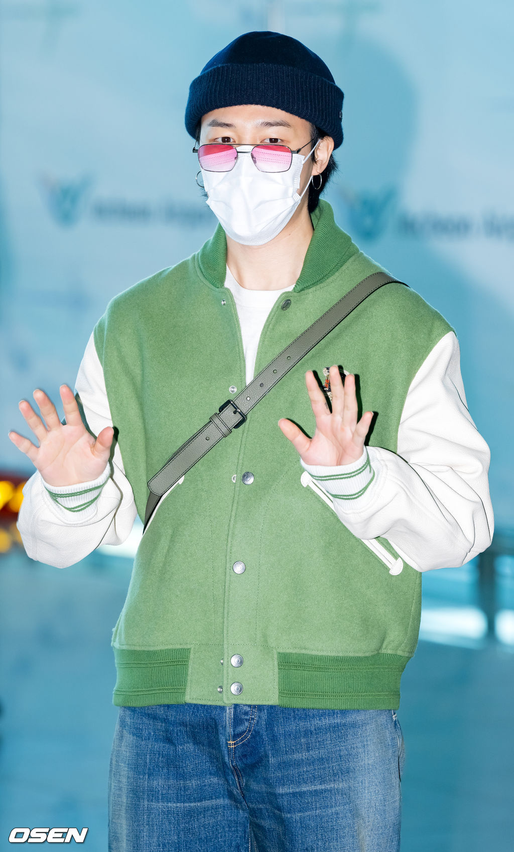 방탄소년단(BTS)의 지민(Jimin)이 18일 오전 2023 파리 패션위크에 참석하기 위해 인천국제공항을 통해 프랑스 파리로 출국했다.방탄소년단 지민이 출국장으로 이동하며 포즈를 취하고 있다. 2023.01.18 /rumi@osen.co.kr