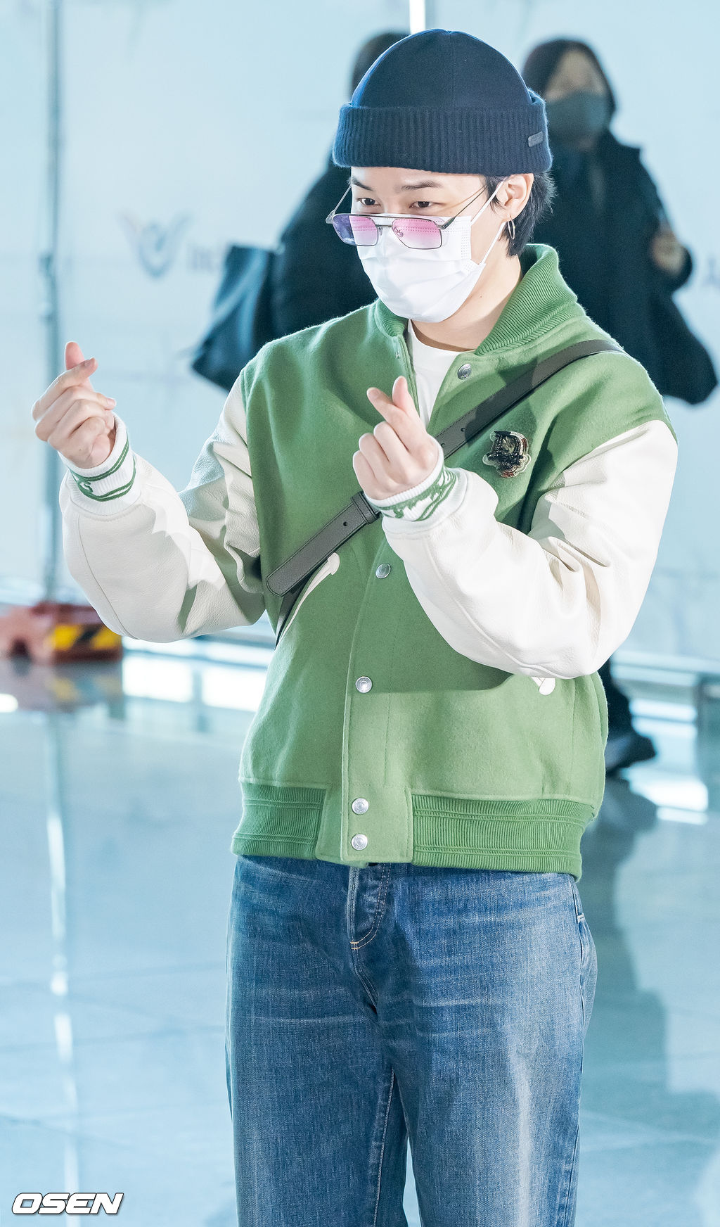 방탄소년단(BTS)의 지민(Jimin)이 18일 오전 2023 파리 패션위크에 참석하기 위해 인천국제공항을 통해 프랑스 파리로 출국했다.방탄소년단 지민이 출국장으로 이동하며 포즈를 취하고 있다. 2023.01.18 /rumi@osen.co.kr