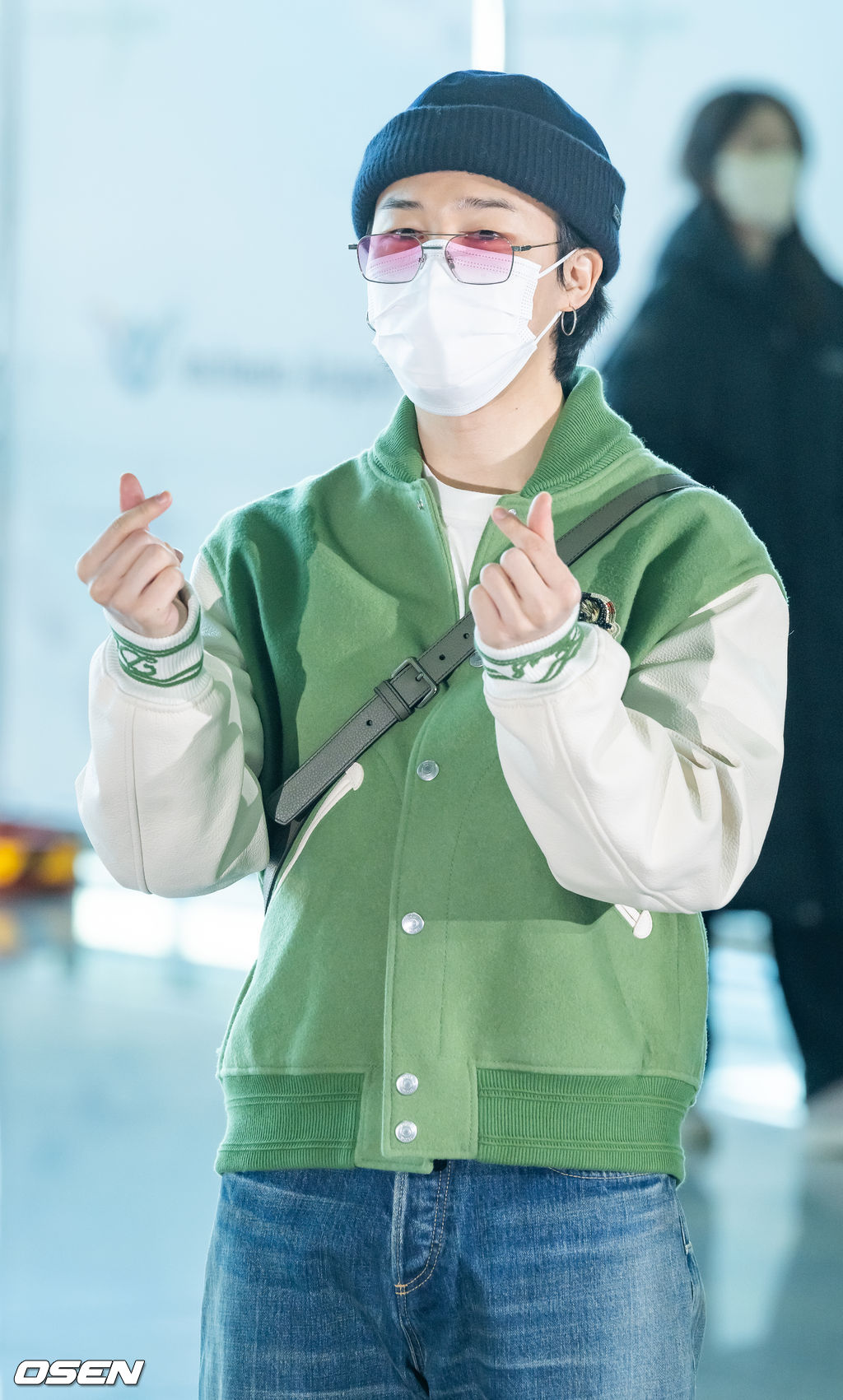방탄소년단(BTS)의 지민(Jimin)이 18일 오전 2023 파리 패션위크에 참석하기 위해 인천국제공항을 통해 프랑스 파리로 출국했다.방탄소년단 지민이 출국장으로 이동하며 포즈를 취하고 있다. 2023.01.18 /rumi@osen.co.kr