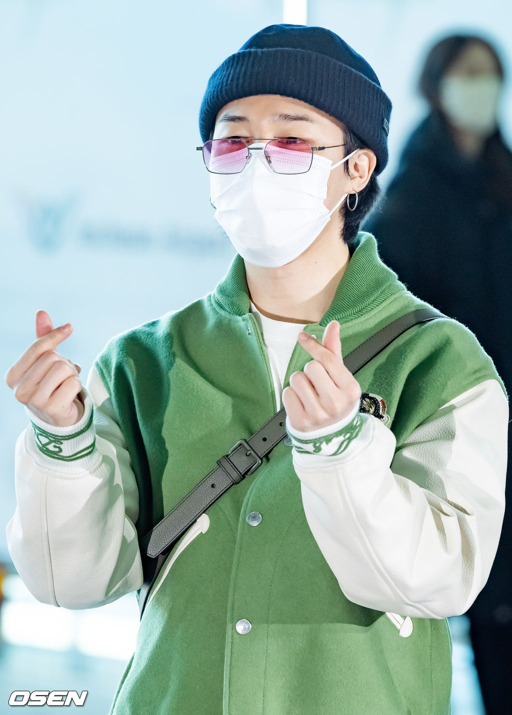 방탄소년단(BTS)의 지민(Jimin)이 18일 오전 2023 파리 패션위크에 참석하기 위해 인천국제공항을 통해 프랑스 파리로 출국했다.방탄소년단 지민이 출국장으로 이동하며 포즈를 취하고 있다. 2023.01.18 /rumi@osen.co.kr