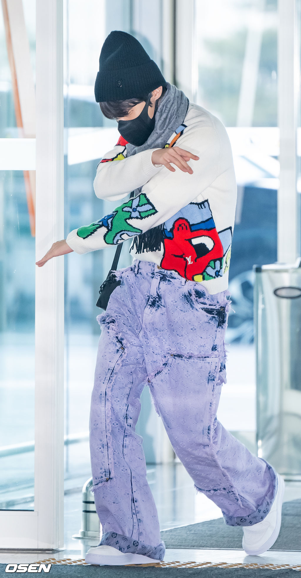 방탄소년단(BTS)의 제이홉(정호석, j-hope)이 18일 오전 2023 파리 패션위크에 참석하기 위해 인천국제공항을 통해 프랑스 파리로 출국했다.방탄소년단 제이홉이 출국장으로 이동하며 포즈를 취하고 있다. 2023.01.18 /rumi@osen.co.kr