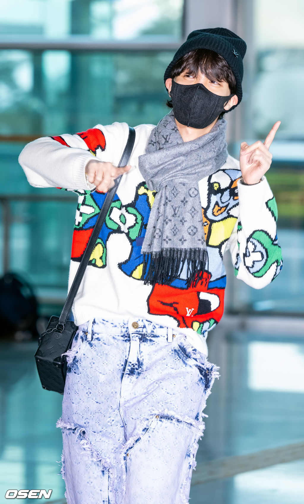 방탄소년단(BTS)의 제이홉(정호석, j-hope)이 18일 오전 2023 파리 패션위크에 참석하기 위해 인천국제공항을 통해 프랑스 파리로 출국했다.방탄소년단 제이홉이 출국장으로 이동하며 포즈를 취하고 있다. 2023.01.18 /rumi@osen.co.kr