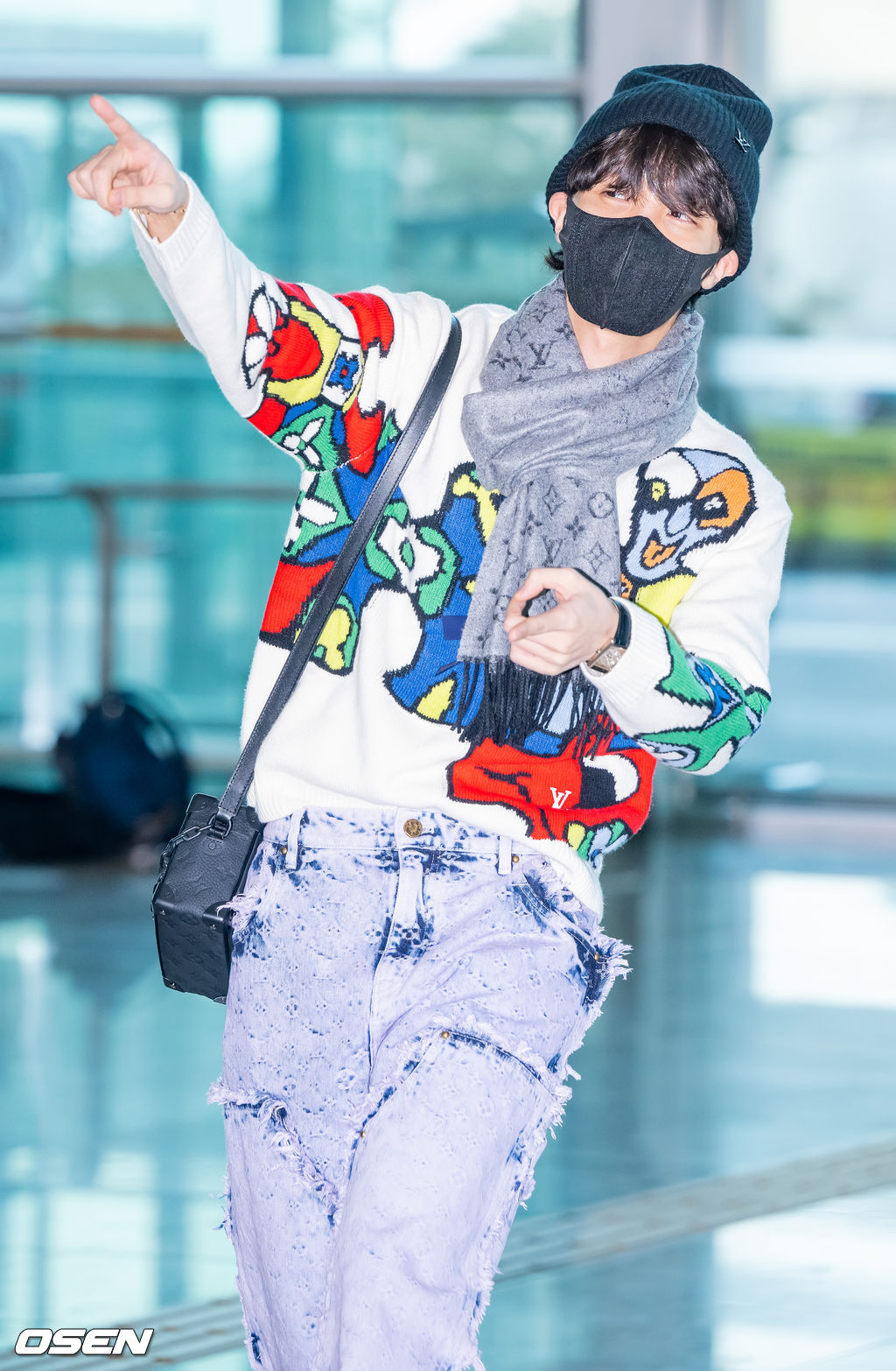 방탄소년단(BTS)의 제이홉(j-hope)이 17일 오전 루이 비통 2023 파리 패션위크에 참석하기 위해 인천국제공항을 통해 프랑스 파리로 출국했다.방탄소년단 제이홉이 출국장으로 이동하며 포즈를 취하고 있다. 2023.01.17 /rumi@osen.co.kr