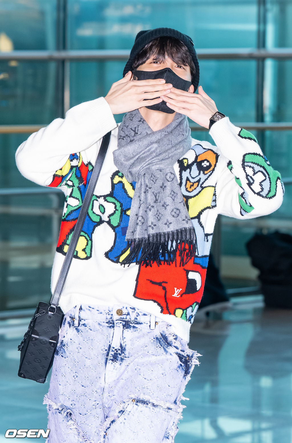 방탄소년단(BTS)의 제이홉(정호석, j-hope)이 18일 오전 2023 파리 패션위크에 참석하기 위해 인천국제공항을 통해 프랑스 파리로 출국했다.방탄소년단 제이홉이 출국장으로 이동하며 포즈를 취하고 있다. 2023.01.18 /rumi@osen.co.kr