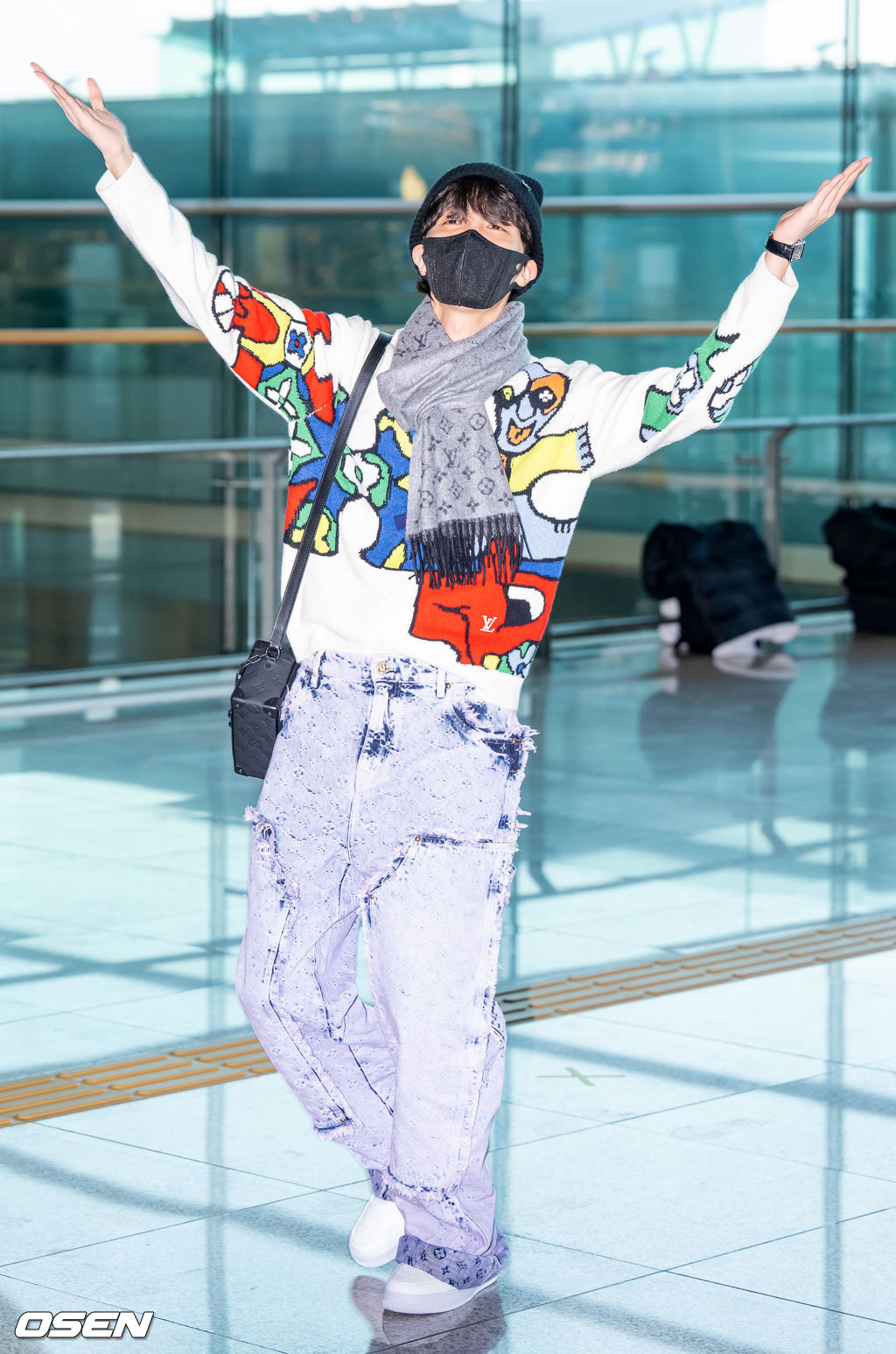 방탄소년단(BTS)의 제이홉(정호석, j-hope)이 18일 오전 2023 파리 패션위크에 참석하기 위해 인천국제공항을 통해 프랑스 파리로 출국했다.방탄소년단 제이홉이 출국장으로 이동하며 포즈를 취하고 있다. 2023.01.18 /rumi@osen.co.kr