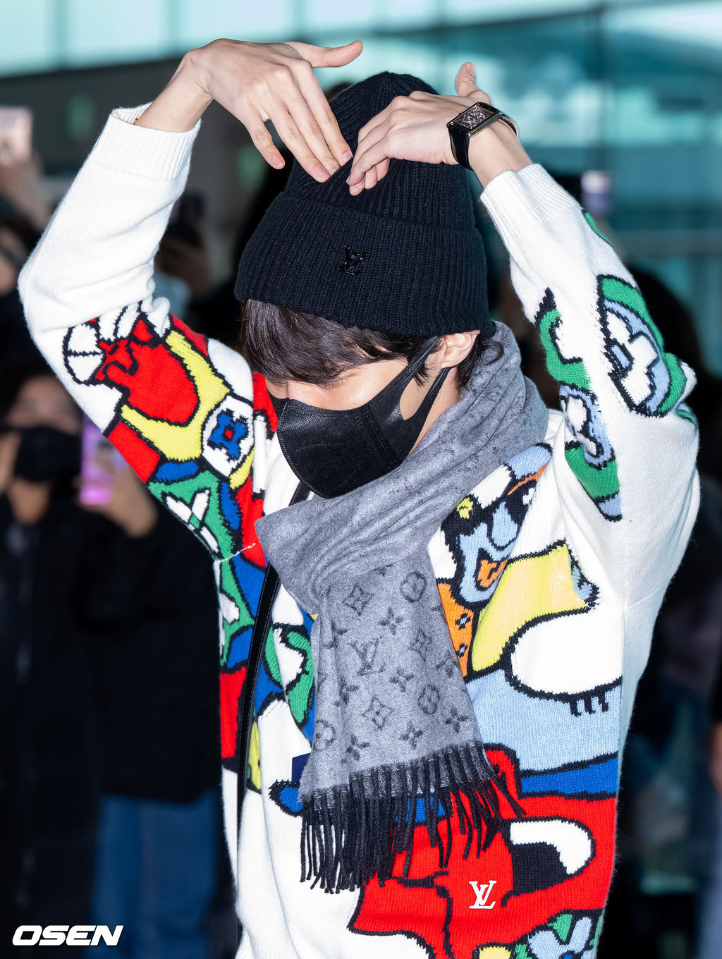 방탄소년단(BTS)의 제이홉(정호석, j-hope)이 18일 오전 2023 파리 패션위크에 참석하기 위해 인천국제공항을 통해 프랑스 파리로 출국했다.방탄소년단 제이홉이 출국장으로 이동하며 포즈를 취하고 있다. 2023.01.18 /rumi@osen.co.kr