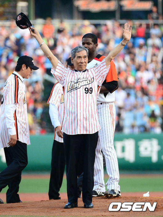 2012년 대전에서 열린 KBO 올스타전에서 시구한 김영덕 전 감독. 2012.07.21 /OSEN DB